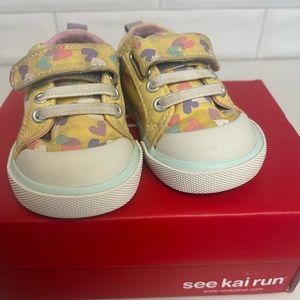 See Kai run Kristen yellow/hearts size 4